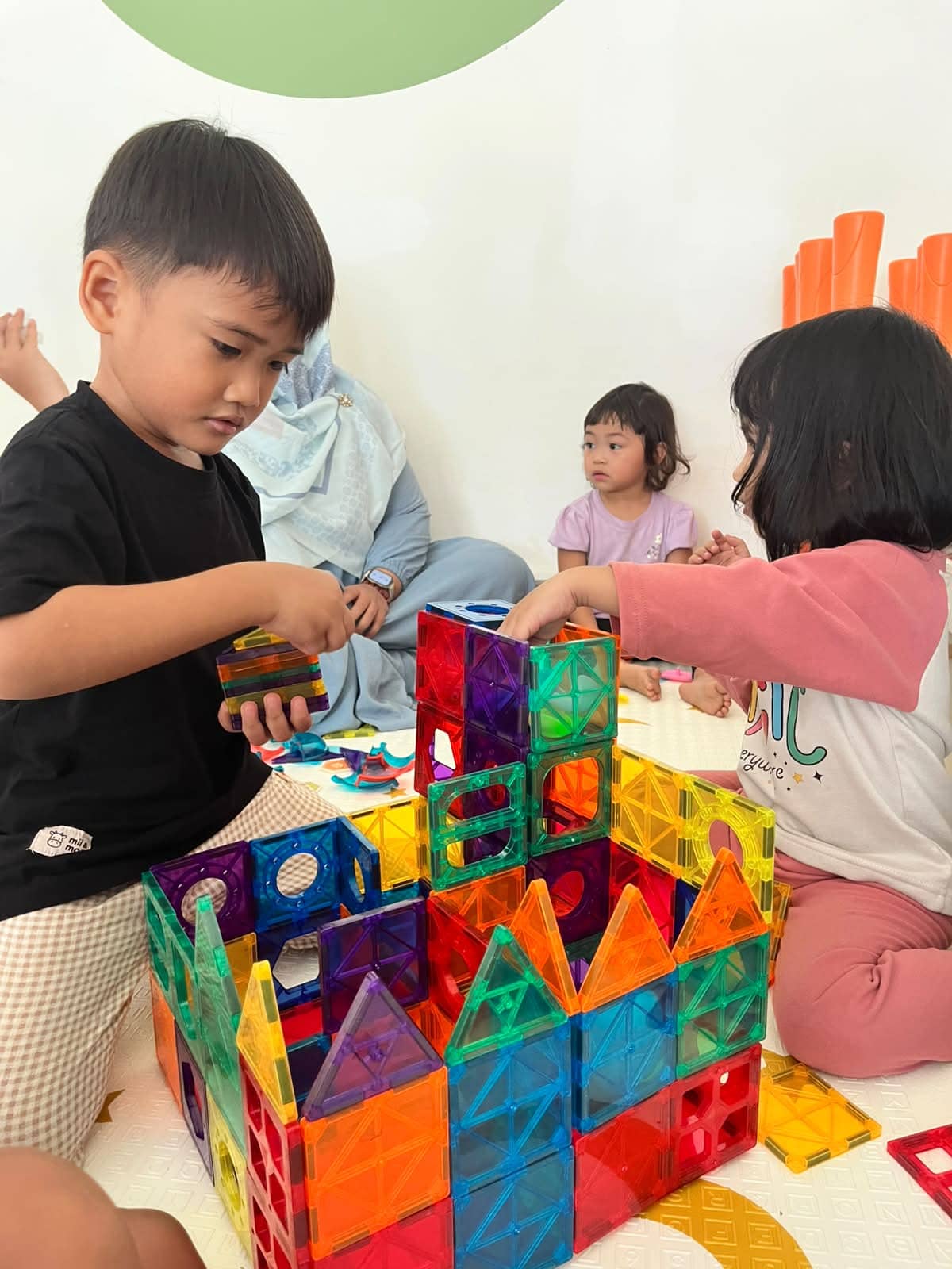 Anak-anak bermain bersama